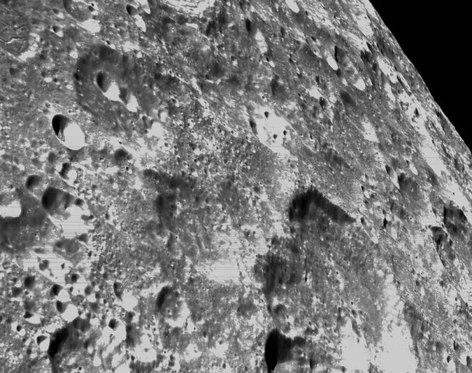 Корабель Orion надіслав фотографії Місяця з близької дистанції (фото)