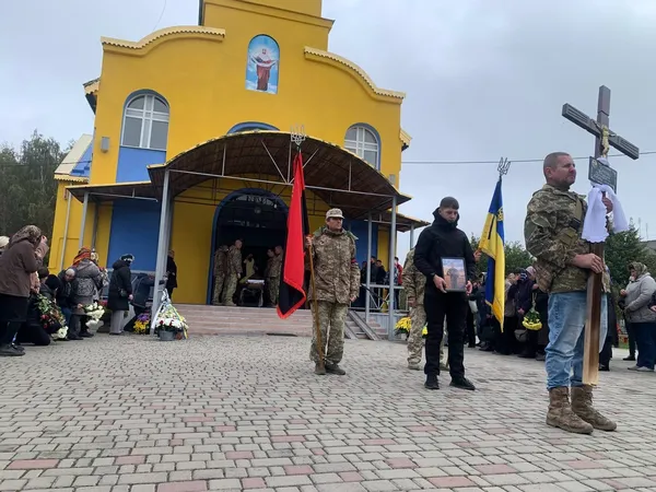 Довго вважався зниклим безвісти: на Волині попрощалися з воїном Віталієм Бречком (фото)