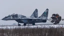 На луцький аеродром з бойового чергування повернулися фронтові винищувачі (фото)