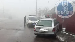 Зняв номерні знаки і втік: у Володимирі п'яний таксист в'їхав у авто (фото)
