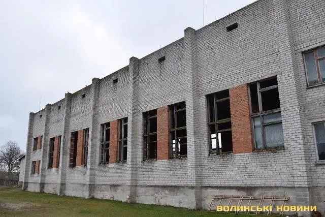 Уже наші діти школярі, а спорзалу все нема: у Смолярах 20 років недобудовують школу (фото)