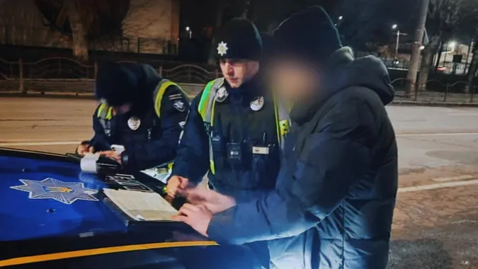 Під кайфом і без «прав»: у Луцьку зупинили водія, який порушив ПДР