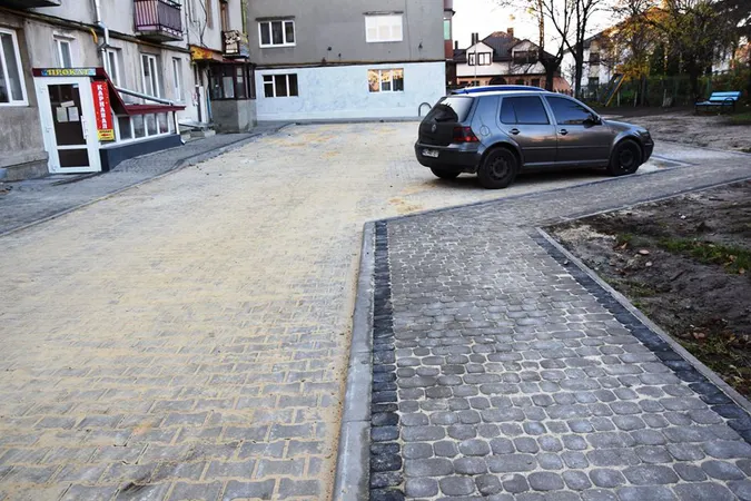 У Луцьку на Степана Бандери двори ремонтують «під ключ» (фото)