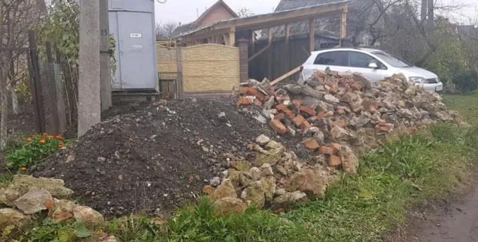 Муніципали знайшли у Луцьку «величезні звалища» будівельного сміття (фото)