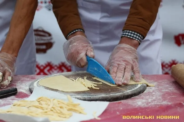 На луцькому «Фестивалі національної кухні» смакували борщ та вареники (фото)