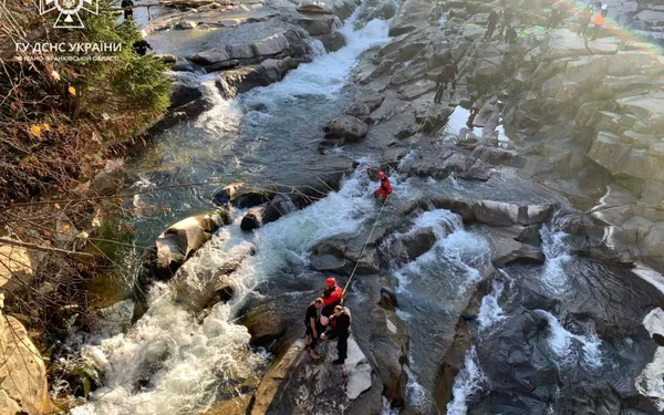 У Карпатах дівчинка та двоє чоловіків застрягли біля водоспаду