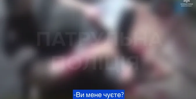 Стікав кров'ю: у Луцьку патрульні врятували пораненого чоловіка (відео)