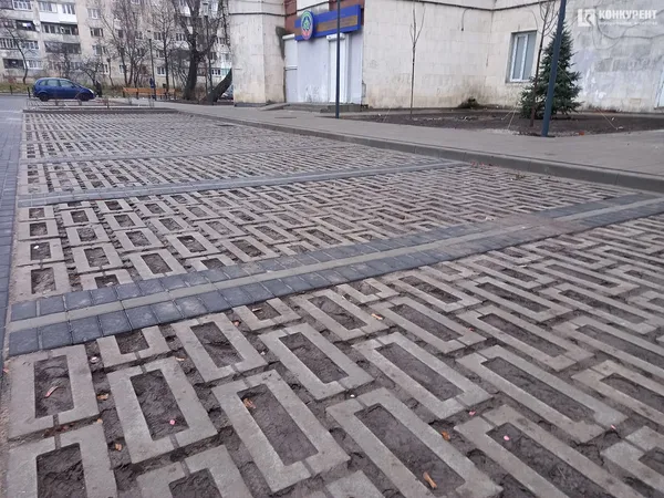 Камінь та концентрація лавок: що коїться на площі перед РАЦСом у Луцьку (фото)