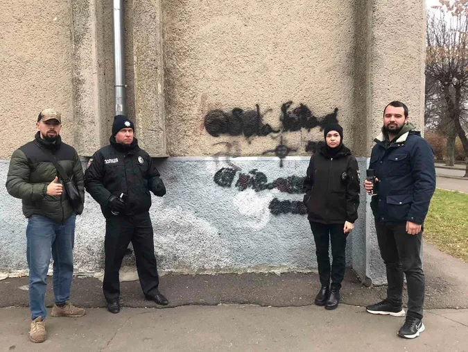 Ковельські поліцейські замальовували «наркотичні» графіті (фото)