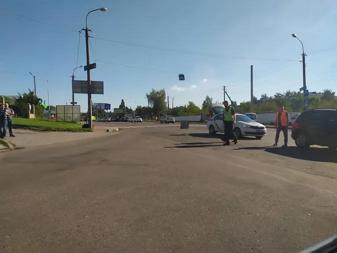 У Луцьку в районі вулиць Дубнівської та Глушець – аварія (фото)