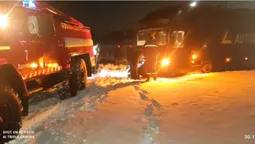 На Волині у сніговому заметі застряг рейсовий автобус з 13 пасажирами