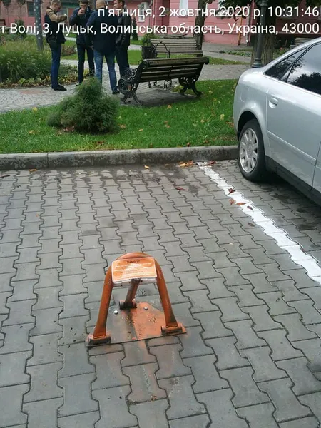 На проспекті Волі в Луцьку без дозволу встановили обмежувачі (фото)