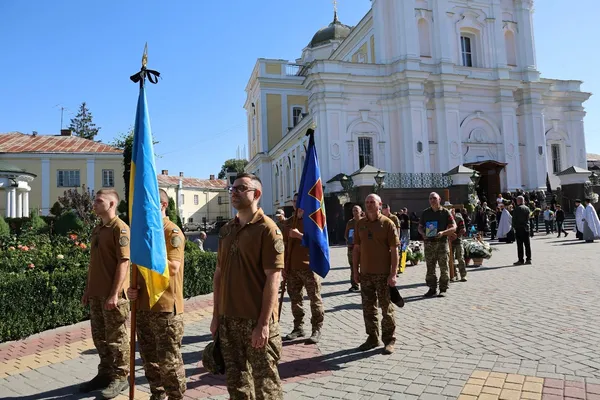 У Луцьку в останню дорогу провели двох Героїв – Артема Біломоїна та Вадима Попишова (фото)