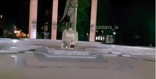 Дівчина «сходила в туалет» на пам'ятник Бандері, тепер скаржиться на цькування