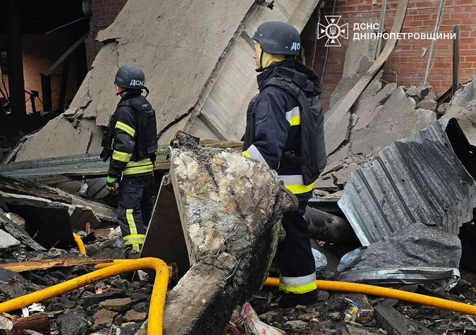 Атака на Дніпро: троє поранених, зруйновані будівлі та понівечені автівки (фото)
