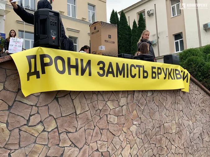 Під Луцькрадою активісти знову вийшли на акцію: що вимагають (фото, відео)