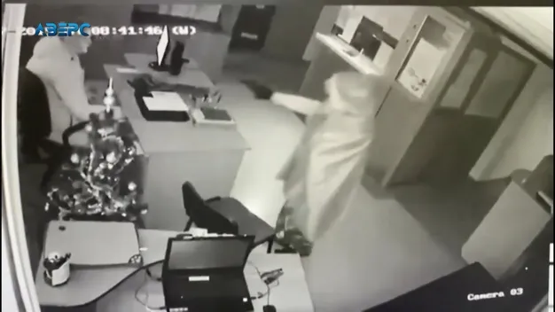 Показали відео нападу на фінустанову в Луцьку