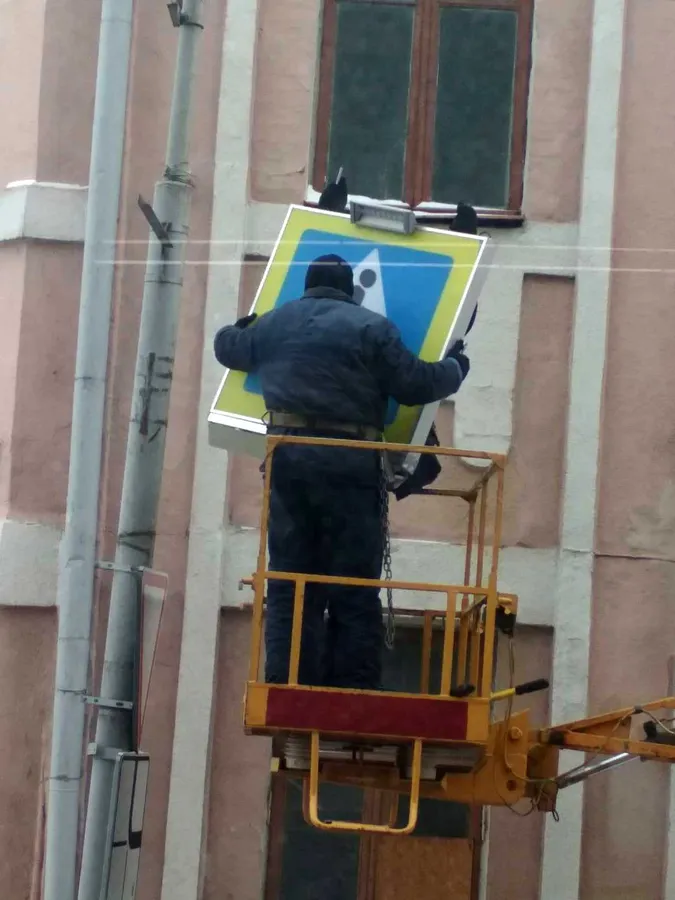 На перехресті біля «Базиліка» встановили новий дорожній знак (фото)