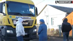 Будинки тріщать: мешканці Луцька перекривають вулицю через фури (відео)
