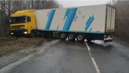 Аварія на Волині: габаритна фура повністю перегородила дорогу (фото, відео)