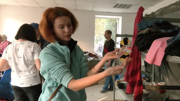 Роздали корм: як у Луцьку допомагають переселенцям з тваринами (відео)