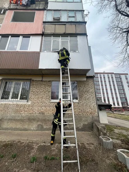 Відчиняли вікна й двері: у Луцьку і Нововолинську рятували літніх чоловіків (фото)