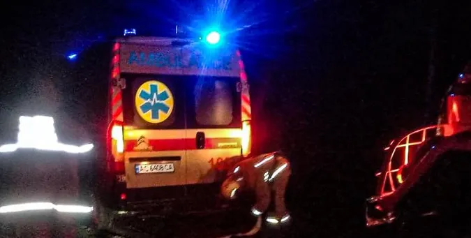 На Волині вночі «швидка» з хворою дитиною застрягла у багнюці (фото)
