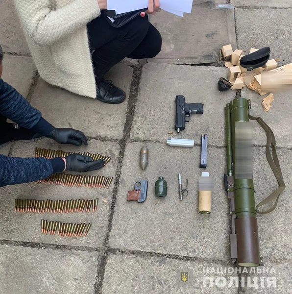 У помешканні волинянина знайшли цілий арсенал і наркотики (фото, відео)