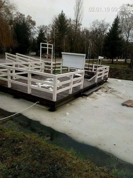 У луцькому парку бетонні смітники повикидали в канаву (фото)