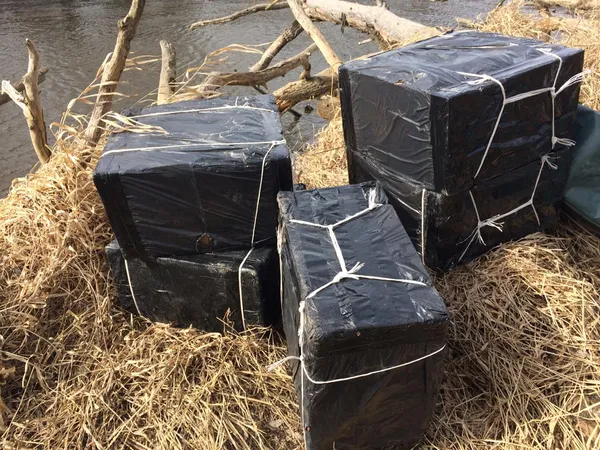 На гумовому човні через Західний Буг намагалися перевезти 24 ящиків курива (фото)