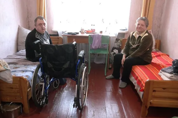 Сергій та Марина Гребенюк у своїй кімнаті в гуртожитку