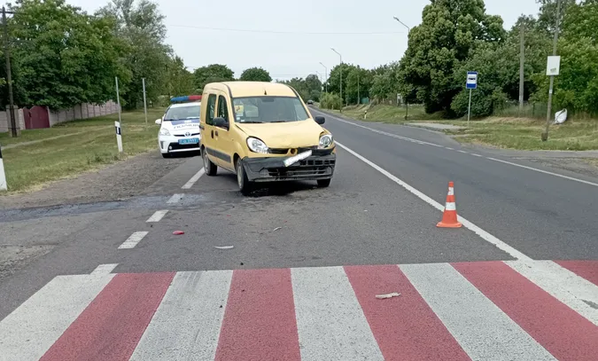 Старенька бабуся – в лікарні: біля Луцька зіштовхнулися «чобіток» і Mazda (фото)