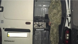 На Волині зупинили бус, завантажений сигаретами (фото, відео)