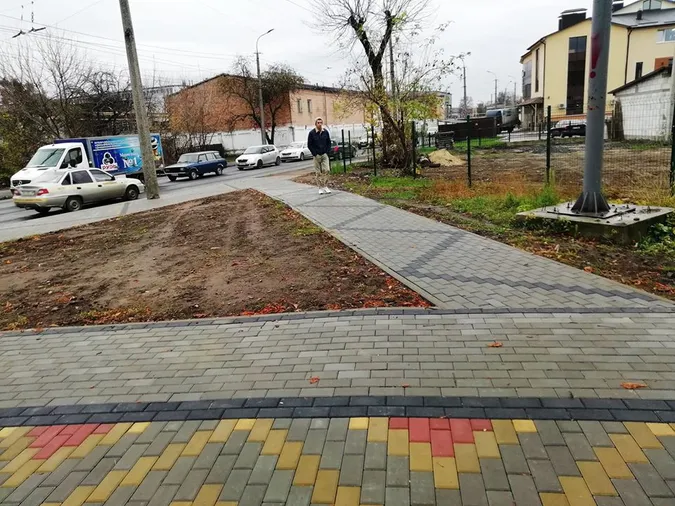 LED-освітлення, бордюри, доріжки: як у Луцьку ремонтують Рівненську (фото)
