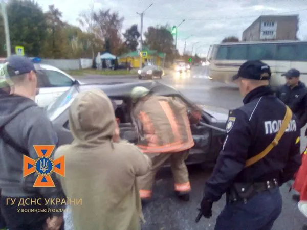 Аварія в Нововолинську: рятувальники деблокували з автівки жінку (фото, відео)