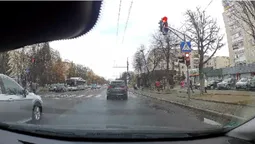 У Луцьку «поспішайко» на BMW X5 «пролетів» перехід на «червоний» (відео)