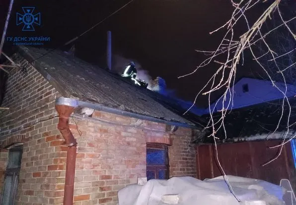 У Луцьку горів будинок: рятувальники виявили тіло жінки (фото, відео)
