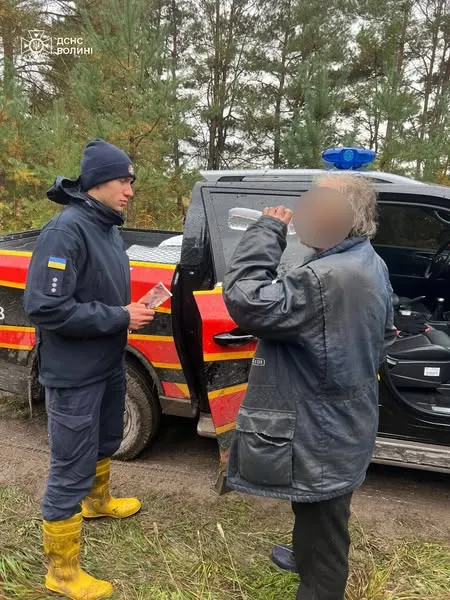 Пробув добу в лісі: волинські рятувальники розшукали 77-річного чоловіка (фото)