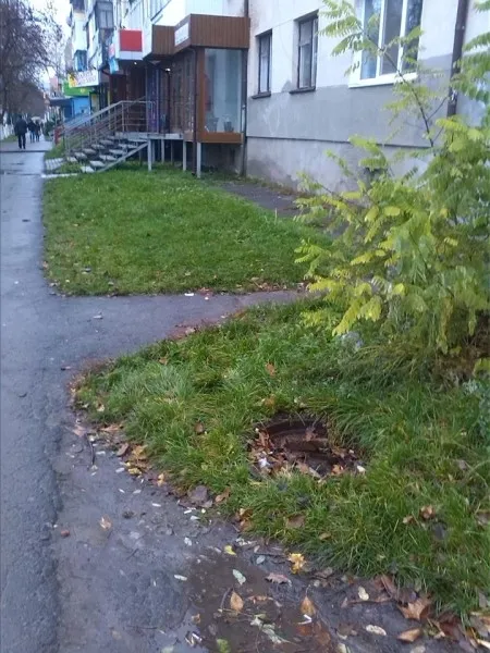 У Луцьку виявили аварійний люк (фото)