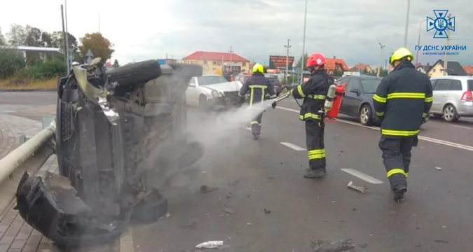 Під Луцьком зіткнулись Mercedes і Renault – пальне розлилося по дорозі (фото, відео)