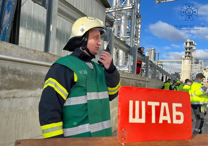 Витік та загоряння мастила і потерпілий: що відбувалось на підприємстві у Нововолинську (фото)
