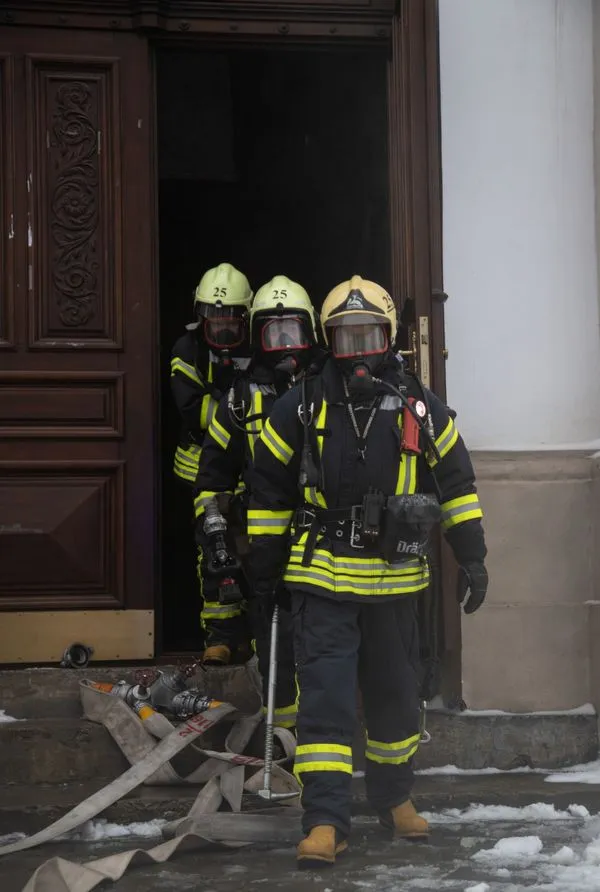 Три пожежні машини та 26 рятувальників: у костелі Петра і Павла в Луцьку працювали вогнеборці (фото)
