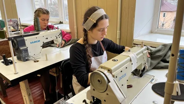 У Луцьку студенти з викладачами шиють флісові костюми для військових (фото, відео)