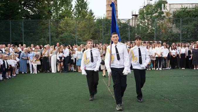 Як відзначили перший дзвоник у Луцькому ліцеї №9 (фото)