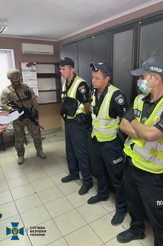 СБУ викрила патрульних , які заробляли по 25 тисяч на день на «перегрузі» (фото)