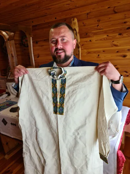 Вишивальниця зі Звірова копіює давні орнаменти з вишиванок, яким кілька століть (фото)
