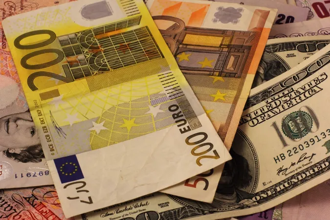 У березні в українських банках стало більше валютних депозитів