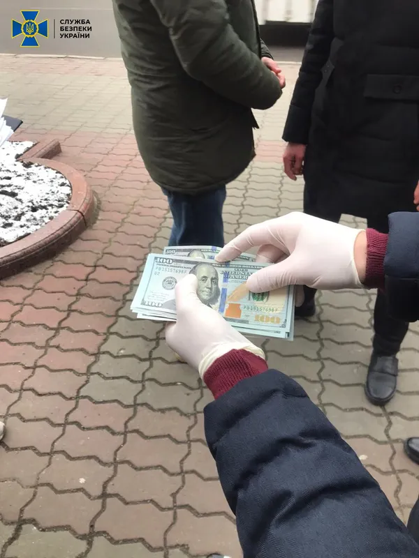 Обличчями в асфальт: кого затримали у центрі Луцька (фото)
