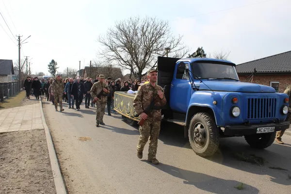 Осиротіли дві доньки: на Волині попрощалися з воїном Володимиром Сасовським (фото)