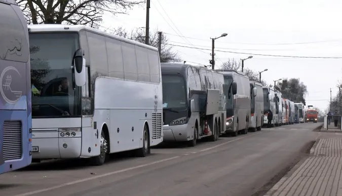Автобуси стоять по 20 годин: на «Устилузі» – передріздвяні черги (відео)